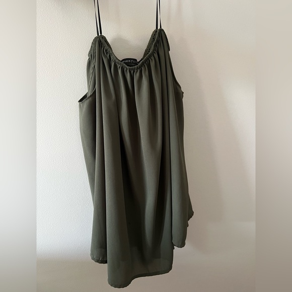 M Boutique Off the Shoulder Blouse - Picture 2 of 3